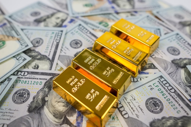 Sztabki złota na dolarach Koncepcja bogactwa