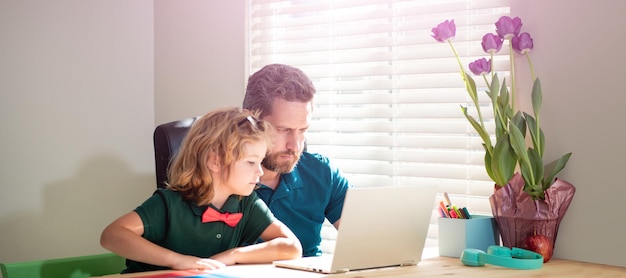 Sztandar domowej szkoły ojca i syna z laptopem w domu ciekawski ojciec i syn używają komunikacji