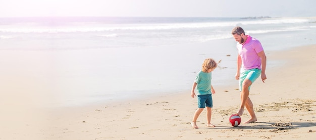 Sztandar ojca i syna grają w piłkę nożną lub piłkę nożną na plaży weekendowy dzień rodzinny, tata i dziecko bawią się poza dzieciństwem i rodzicielstwem