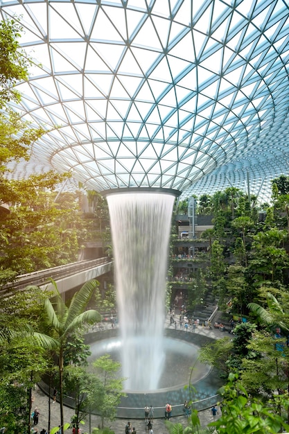 Sztuczna kopuła wodospadu Jewel Changi Airport z roślinami, gdzie jest najbardziej znanym ekologicznym punktem orientacyjnym