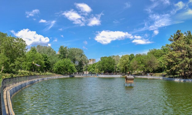 Sztuczne jezioro w parku Liberty w Odessie na Ukrainie