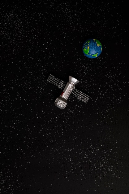 Zdjęcie sztuczny satelita i ziemia na tle kosmicznym