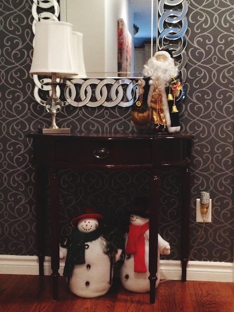 Zdjęcie sztuczny śnieżak i święty mikołaj w domu