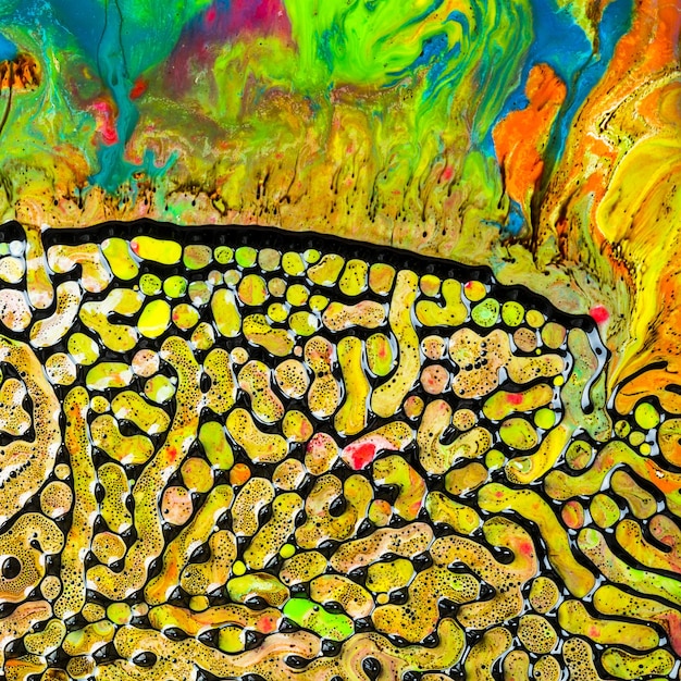 Sztuka abstrakcyjna. Wiry, artystyczny design z kolorowymi farbami olejnymi tworzącymi niesamowite misterne struktury z ferrofluidem.
