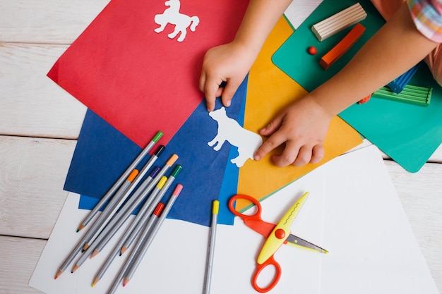 Sztuka dzieciństwa Wczesna edukacja dzieci Nierozpoznawalne dziecko artysta widok z góry kreatywne kolorowe rzemiosło Koncepcja kreatywności młodego dziecka talent