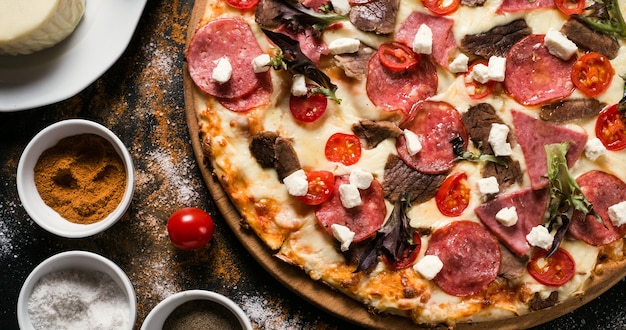 Sztuka fotografii żywności. przepis na pizzę. koncepcja menu restauracji