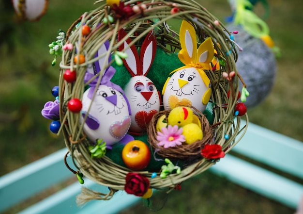 Sztuka ludowa i festiwal pisanek. Ferie wielkanocne. Pisanki w postaci królików w gnieździe