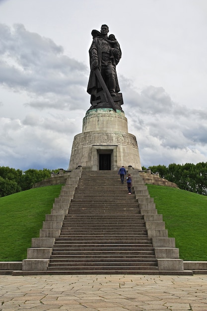 Zdjęcie sztuka w parku treptow w berlinie niemcy