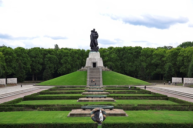 Zdjęcie sztuka w parku treptow w berlinie niemcy