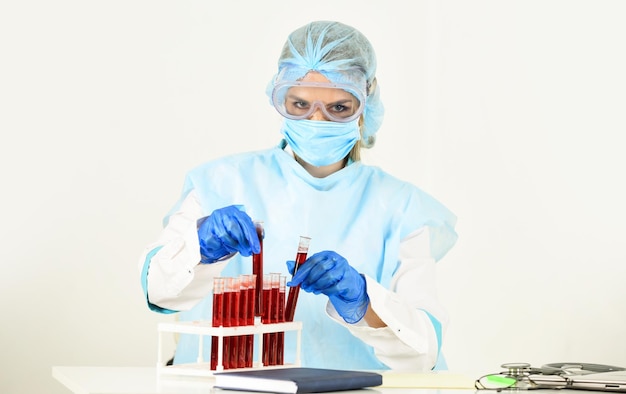 Szukaj lekarstwa na infekcję do leczenia wykonaj test na obecność wirusa Zrób badanie krwi Oddaj krew do analizy epidemia pandemii koronawirusa kobieta lekarz trzymaj probówki w laboratorium pielęgniarka pracuj w laboratorium