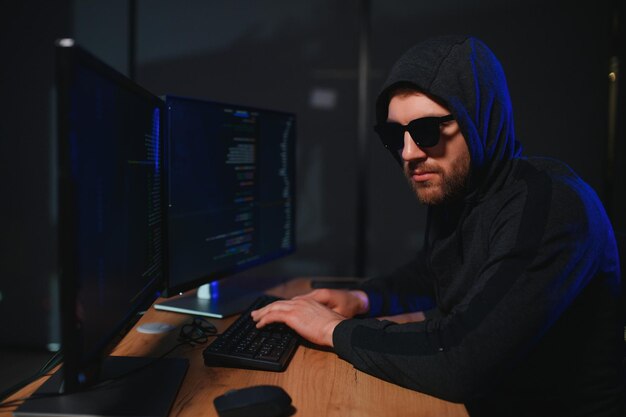 Zdjęcie szukani hakerzy kodują wirusy ransomware używając laptopów i komputerów cyber atak włamanie do systemu i koncepcja szkodliwego oprogramowania