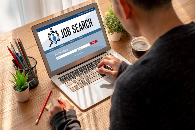 Szukanie pracy online na modnej stronie internetowej dla pracowników w celu wyszukiwania możliwości zatrudnienia w sieci internetowej rekrutacyjnej