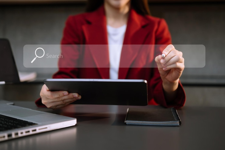 Zdjęcie szukanie przeglądanie internetu dane informacje sieć koncepcja z pustym paskiem wyszukiwania kobieta pracująca z telefonem komórkowym i laptopem komputerem vr iconxa
