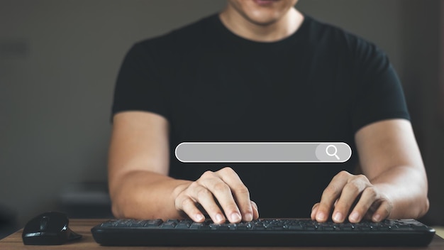Szukanie Przeglądanie Internetu Dane Informacje z pustym wyszukiwaniem Barbusinessman pracujący ze smartfonem tabletem i laptopem na biurku w biurze Koncepcja sieci