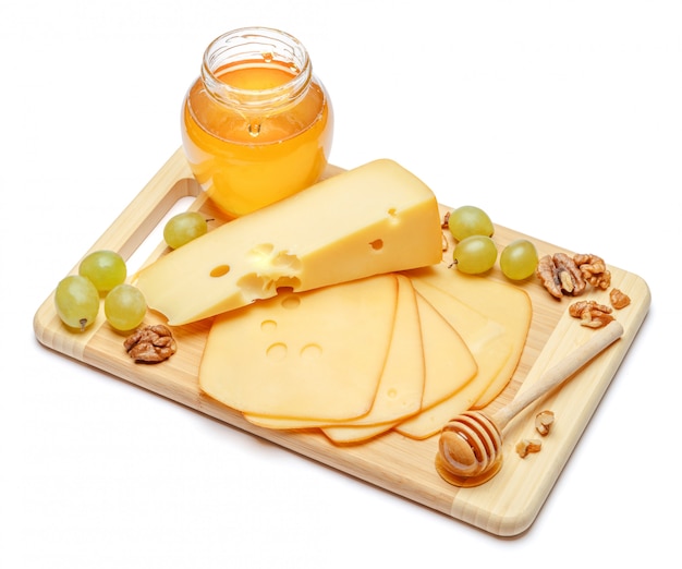 Szwajcarski ser lub cheddar i miód na białej przestrzeni