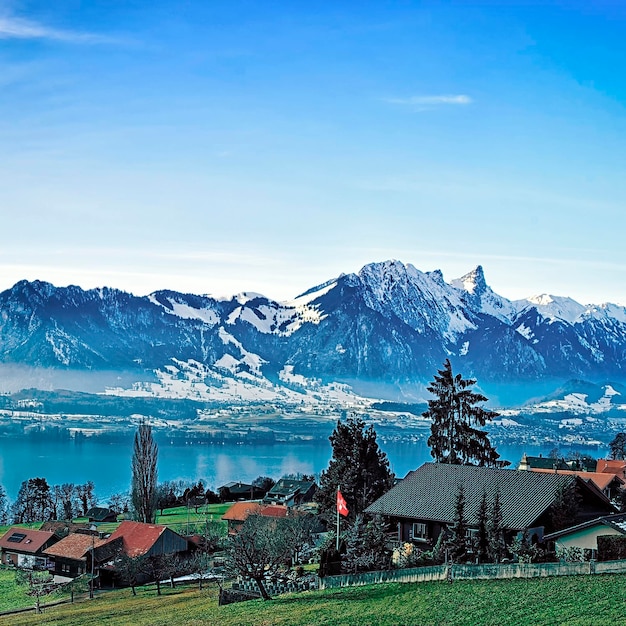 Szwajcarski wiejski krajobraz w pobliżu jeziora Thun przed alpejskim szczytem Stockhorn