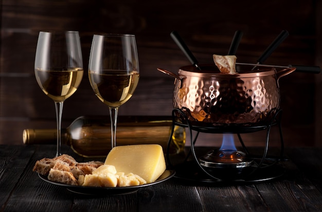 Szwajcarskie serowe fondue na rustykalnym tle
