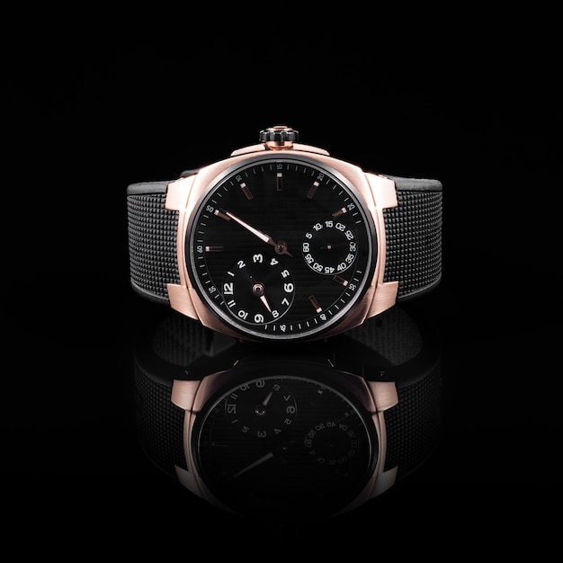 Zdjęcie szwajcarskie zegarki na czarnym tle