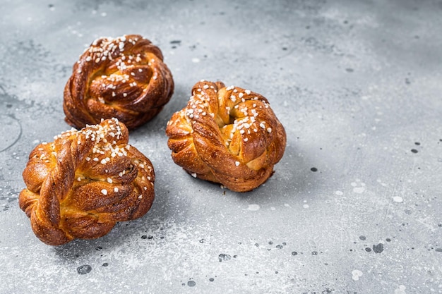 Szwedzkie Bułeczki Cynamonowe Kanelbullar. Szare Tło. Widok Z Góry. Skopiuj Miejsce.