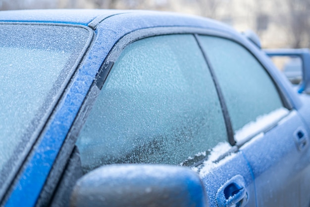 Szyba samochodu pod zamarzniętym lodem, koncepcja problemów z mroźną zimą
