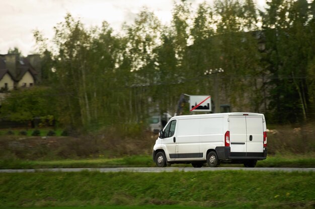 Szybka i niezawodna usługa dostawy z furgonetką handlową na drodze Ciężarówka dostawy na autostradzie Ciężarówka kurierska