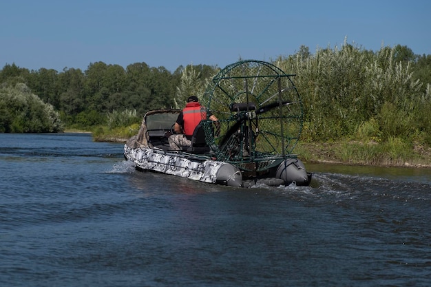 Szybka Jazda łodzią Powietrzną Po Rzece W Letni Dzień Z Rozpryskami I Falami