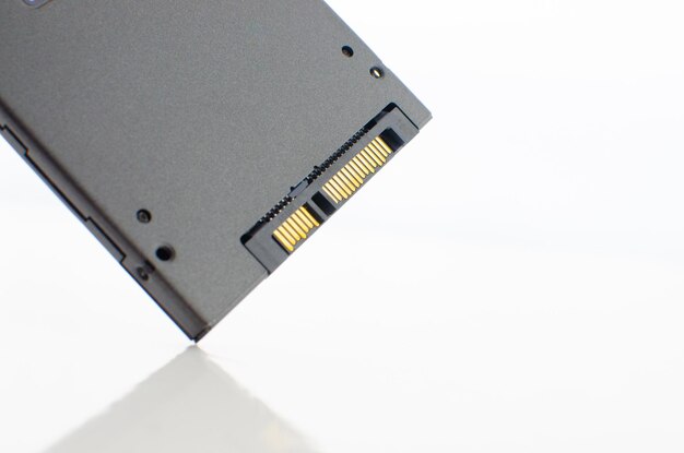 Szybka pamięć masowa SSD na szarym laptopie z technologią informatyczną SSD Concept.