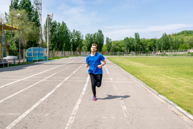 Szybki biegacz na stadionowym torze sportowym na świeżym powietrzu przed mistrzostwami