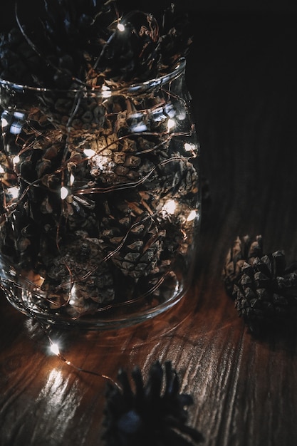Szyszki z girlandą w szklanym wazonie boże narodzenie święta nowy rok zimowe lekkie świąteczne dekoracje