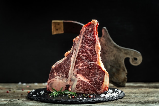 T-bone lub porterhouse befsztyk wołowy wycięty z krótkiej polędwicy