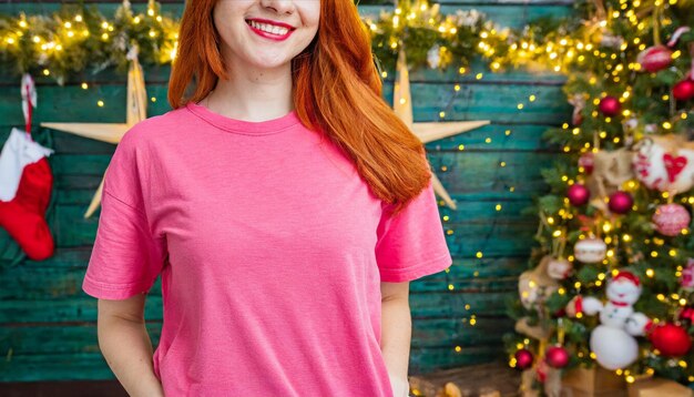 T-shirt Mockup z kobietą z świątecznym tłem