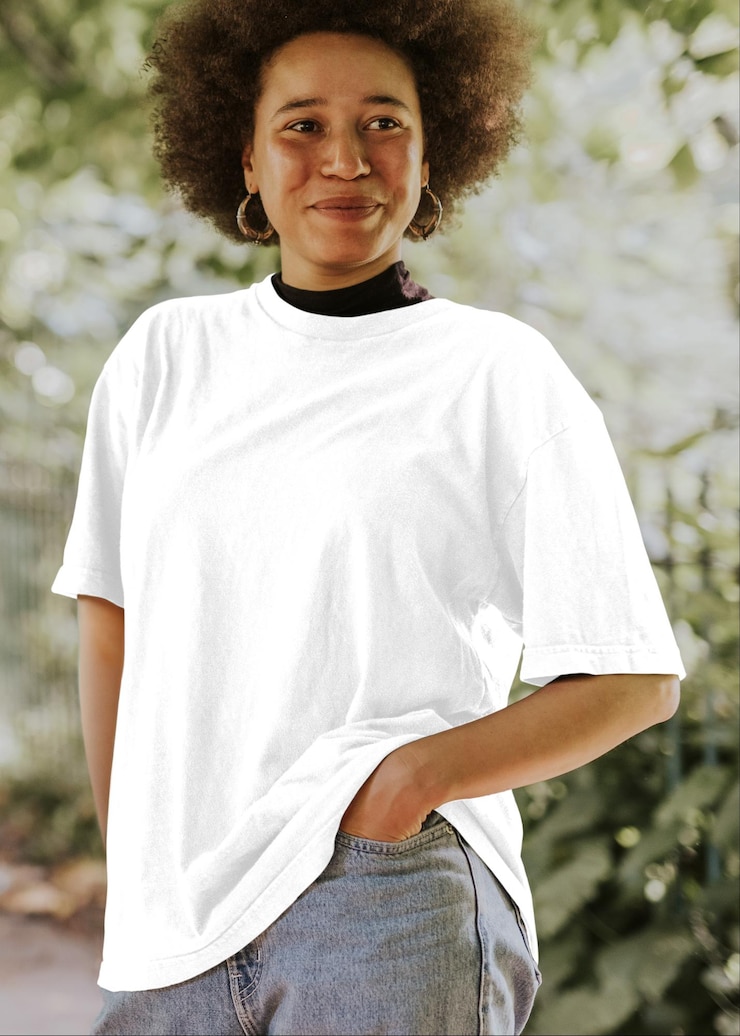 Zdjęcie t-shirt png na uśmiechniętej kobiecej modelce