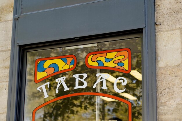 Tabac logo francuska marka okna znak tekst fasada ściana wejście sklep etykieta tytoniu sklep we Francji