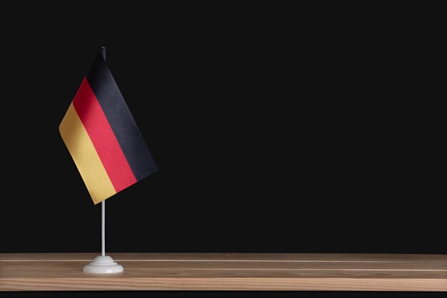 Tabela narodowa Flaga Niemiec na czarnym tle Trójkolorowa flaga czarno-czerwono-żółta