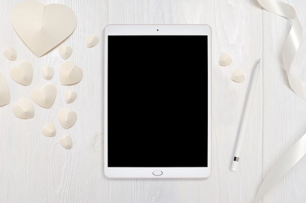 tablet i ołówek z miłością do białego serca, flatlay