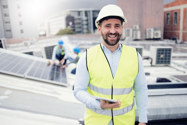 Tablet inżyniera i portret mężczyzny na dachu słonecznym panele testowe lub instalacja Energia odnawialna energia słoneczna i szczęśliwy mężczyzna wykonawca na ekranie dotykowym kontrola planowania technologii lub badania online