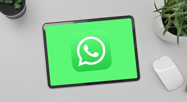 Zdjęcie tablet z logo whatsapp na ekranie