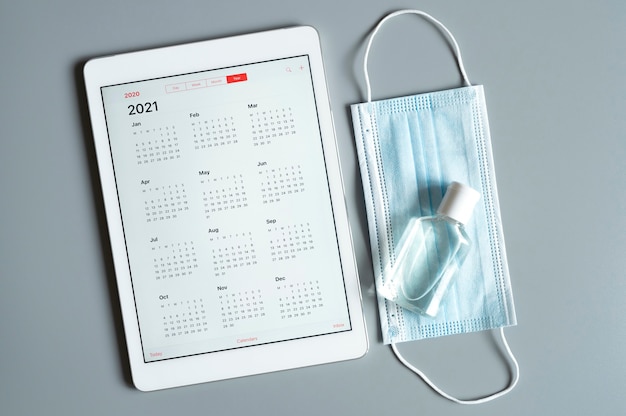 Tablet Z Otwartym Kalendarzem Na 2021 Rok I Ochronną Maską Medyczną