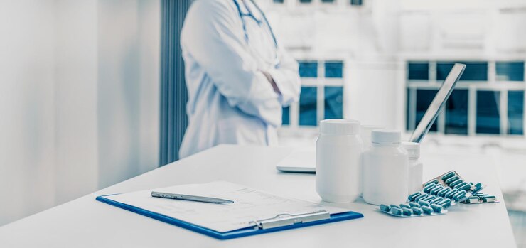 Zdjęcie tabletka lekarska i butelka przed lekarzem lub farmaceutą na receptę w aptece