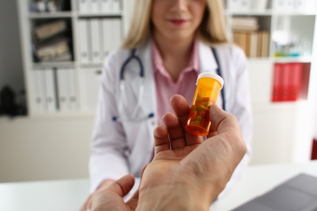 Zdjęcie tabletki leku przed lekarzem
