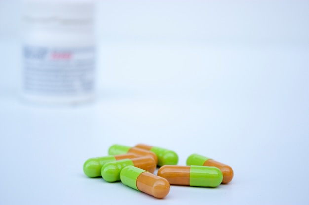Tabletki medyczne różniące się kolorem od różnych chorób