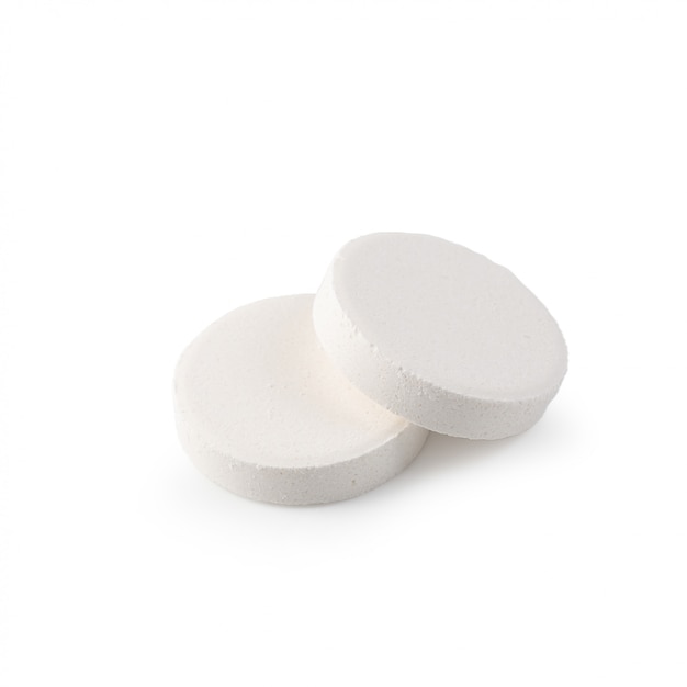 Tabletki musujące witaminy na białym tle