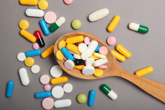 Tabletki na kolorowym tle widok z góry medycyna leczenie choroby