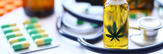 Tabletki oleju stetoskop marihuany są na stole