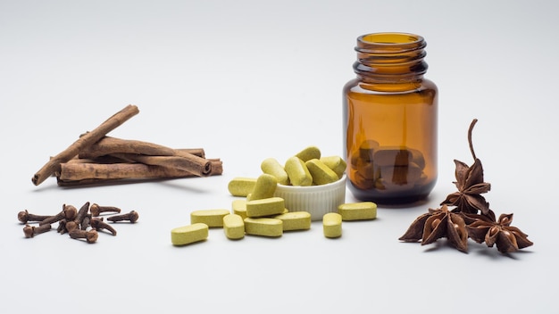 tabletki pigułki świeże ziołowe tabletki, tradycyjna medycyna, ze składnikami suszonej ziołowej simplicia