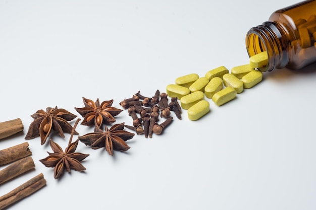 tabletki pigułki świeże ziołowe tabletki, tradycyjna medycyna, ze składnikami suszonej ziołowej simplicia