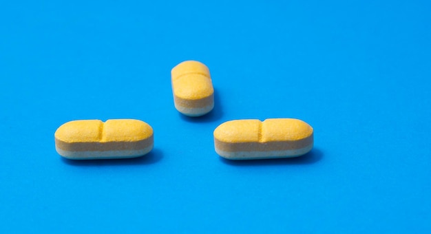 Tabletki witaminy C na niebieskim tle Tabletki kwasu askorbinowego
