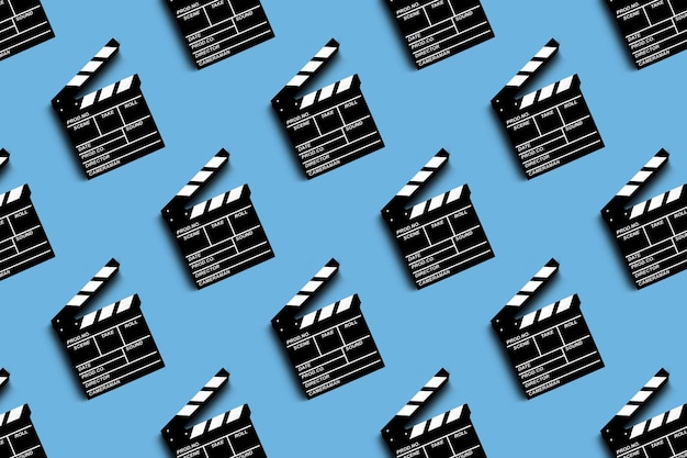 Tablica klapy do kręcenia filmów i filmów na niebieskim tle