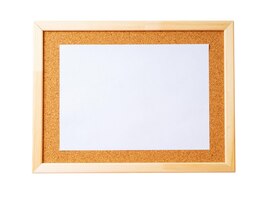 Tablica korkowa z drewnianą ramą z pustą kartką papieru na białym tle
