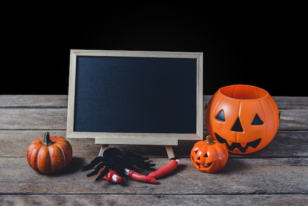 Tablica na stojaku z Halloweenowymi dyniami, Czarny pająk na drewnianej podłoga